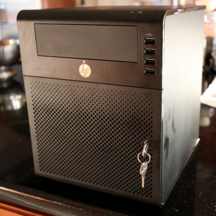 HP ProLiant MicroServer N36L